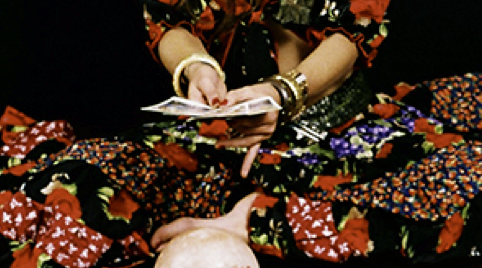Iemand die tarotkaarten kan leggen